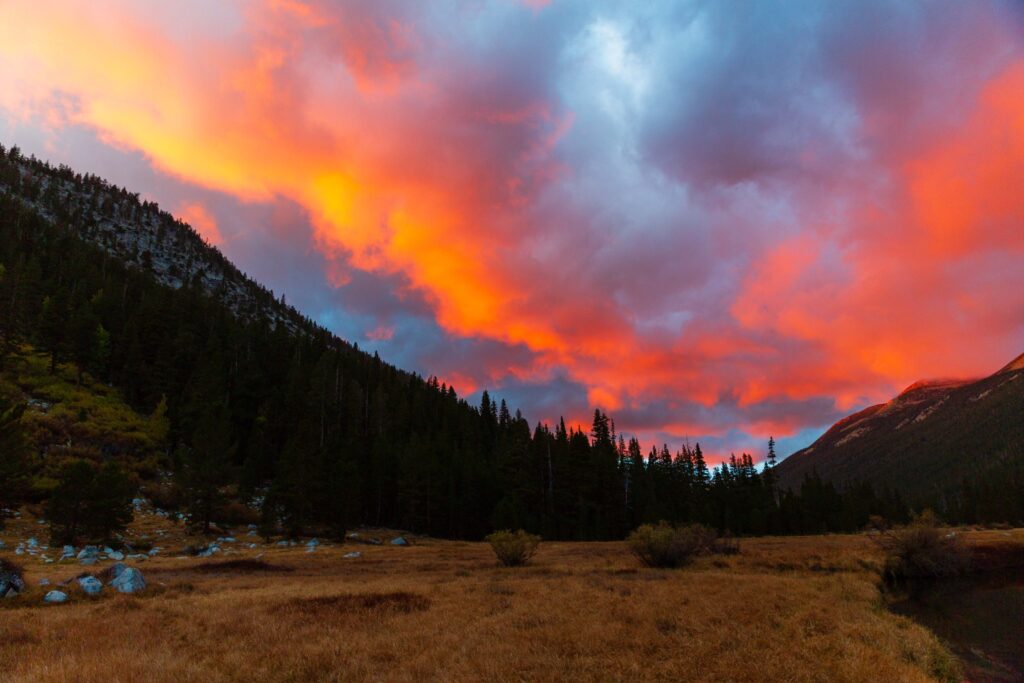 vivid sunset colors in the clouds durin gour lyell canyon hike