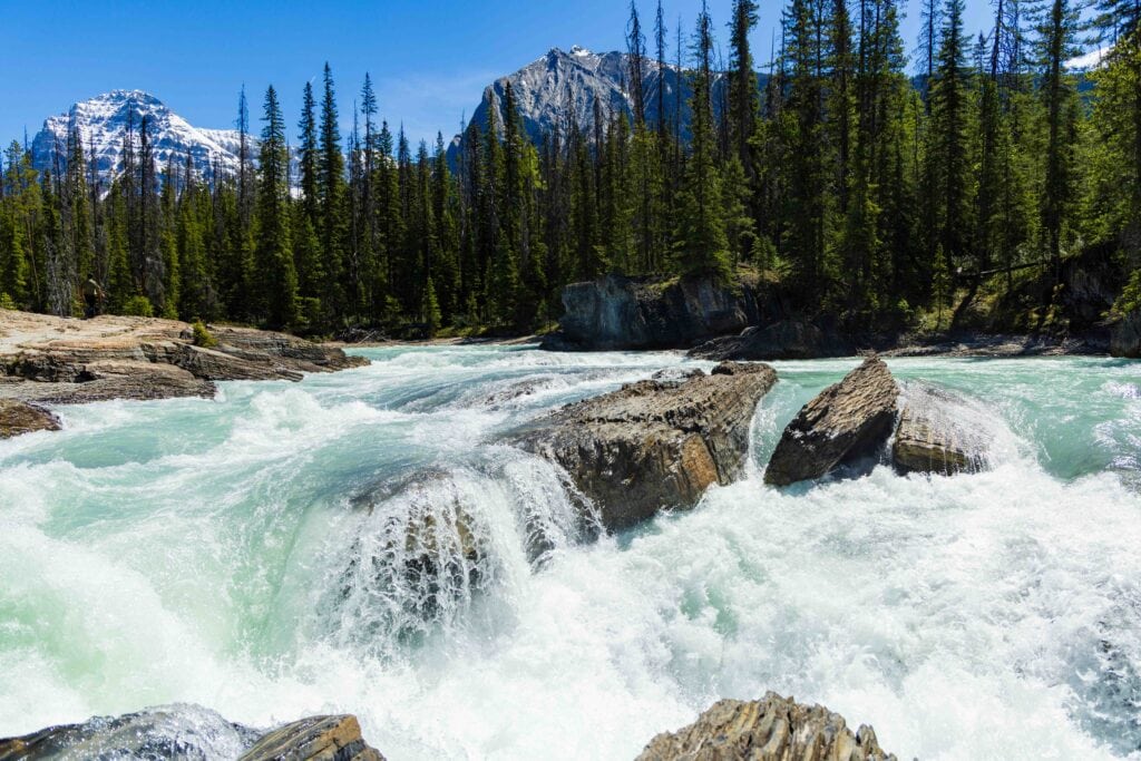 nautral bridges in yoho national park 