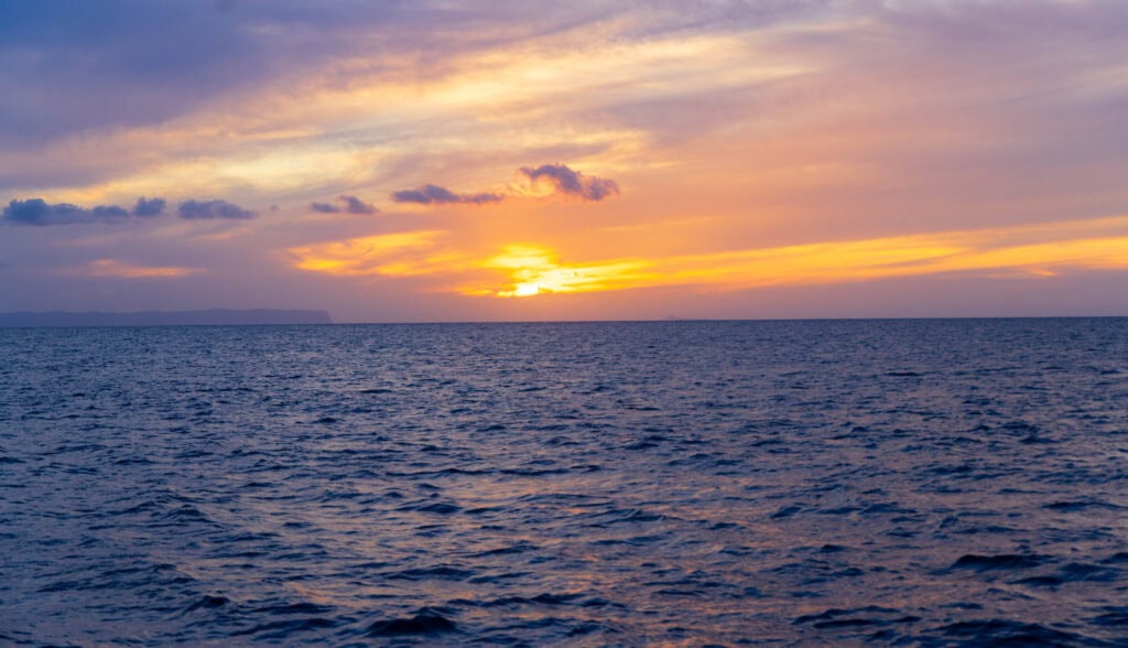 the sun setting over the pacific ocean