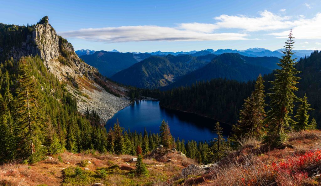lake Valhalla surrounded by trees and mountains in Washington