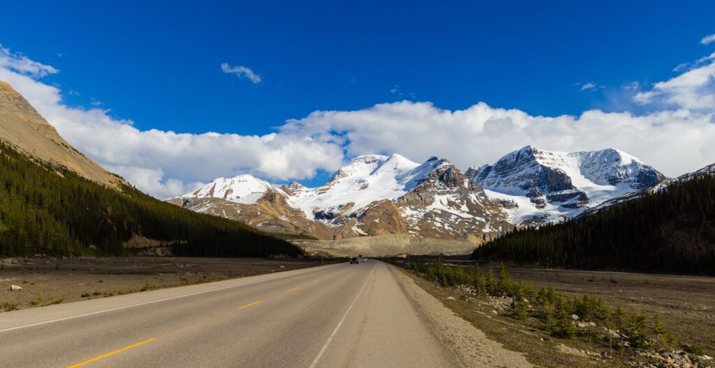 a road leading towards the mountains in jasper national park