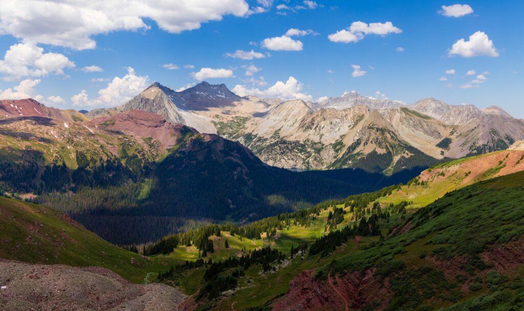 the peaks of snowmass mountain and others with a lake below