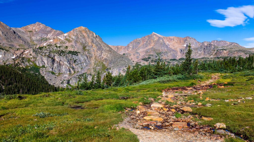 arapaho pass trail with mountains in the distance